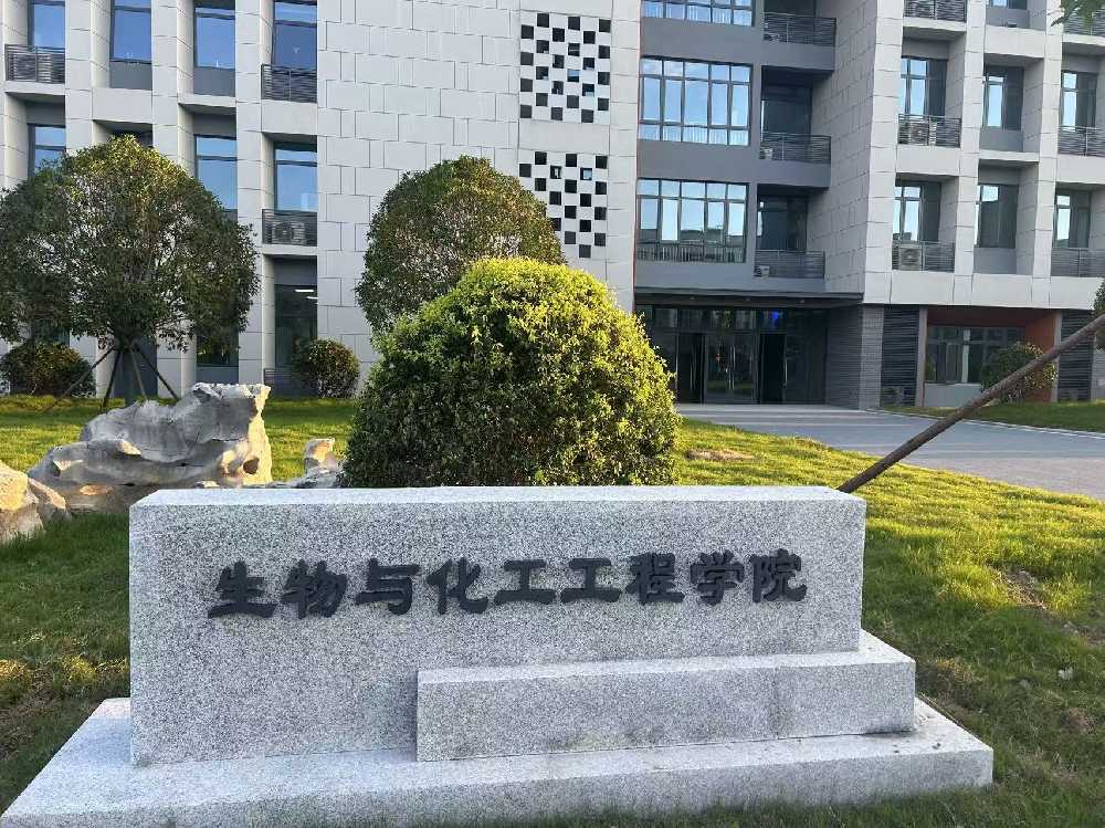 通城县扬州职业大学体育场高杆灯项目